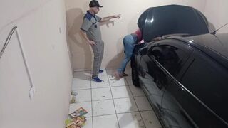 Ellenállhatatlan tinédzser örömlány a szerelőnél kúrel az alkalmazottal