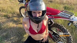 Szexi motoros csajszi cumizza a motorost az enduro mezőn