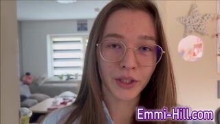 Kinti spriccelés! 18 éves vékony zsenge kufircolja kolosszális punciját a szabadban, amíg el nem élvez