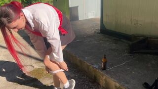 Rajtakaptam a szomszéd zsenge lányát ivás közben és üveggel büntettem meg a hátsó lyukát