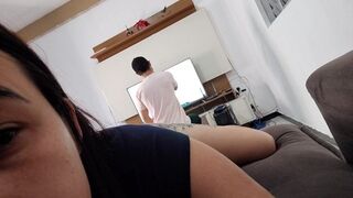 Szeretnék kefélni ezzel a szerelővel, mutatom neki a bazinagy seggem, hátha bejön!