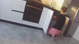 Csábító házaspár a szomszéddal kefél a konyhában - igazi megcsalás