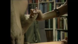 Arcra ülő dominatrix öklözi a rabszolga hátsó lyukát miközben megdugja