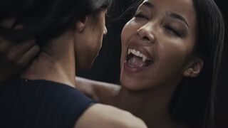 Ebony Vampire Mistress Lia Lin elcsábít egy spanyol bazinagy kannás fiatal kis csajt a Vampired durva domina játékában