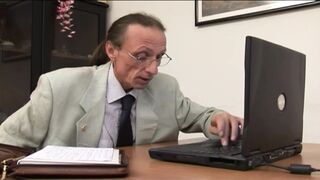 Cafka MILF titkárnő cumizza ki a mocskos főnökét