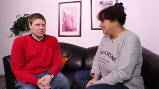 Vörös hajú milf nagyméretű mellekkel orálozza a kukacot és hagyja hogy keményen megdugják