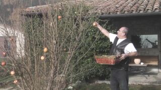 Ellenállhatatlan világos szőke tinédzser amatőr análba dugva és szájba lőve bazinagy farasszal