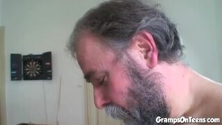 Zsenge vörös kisasszony cidázza és lovagol a nagypapa péniszén