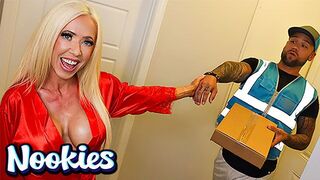 Mandy Monroe különleges kolbász kiszállítása és forró kúrása a Nookies csatornán