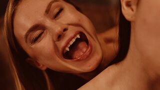 Világos Szőke Vámpír Nancy Ace Uralja Matty Milát a Vampired Csatornán - Fullos Leszbi Jelenet Vörös Harapásokkal