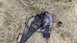 Orbitális popós koros nő leszopja a paraszt farkát a disznóólban