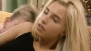 Timea Margot óriási hímvesszőt kap a retro Lover's Lane legelső epizódjában